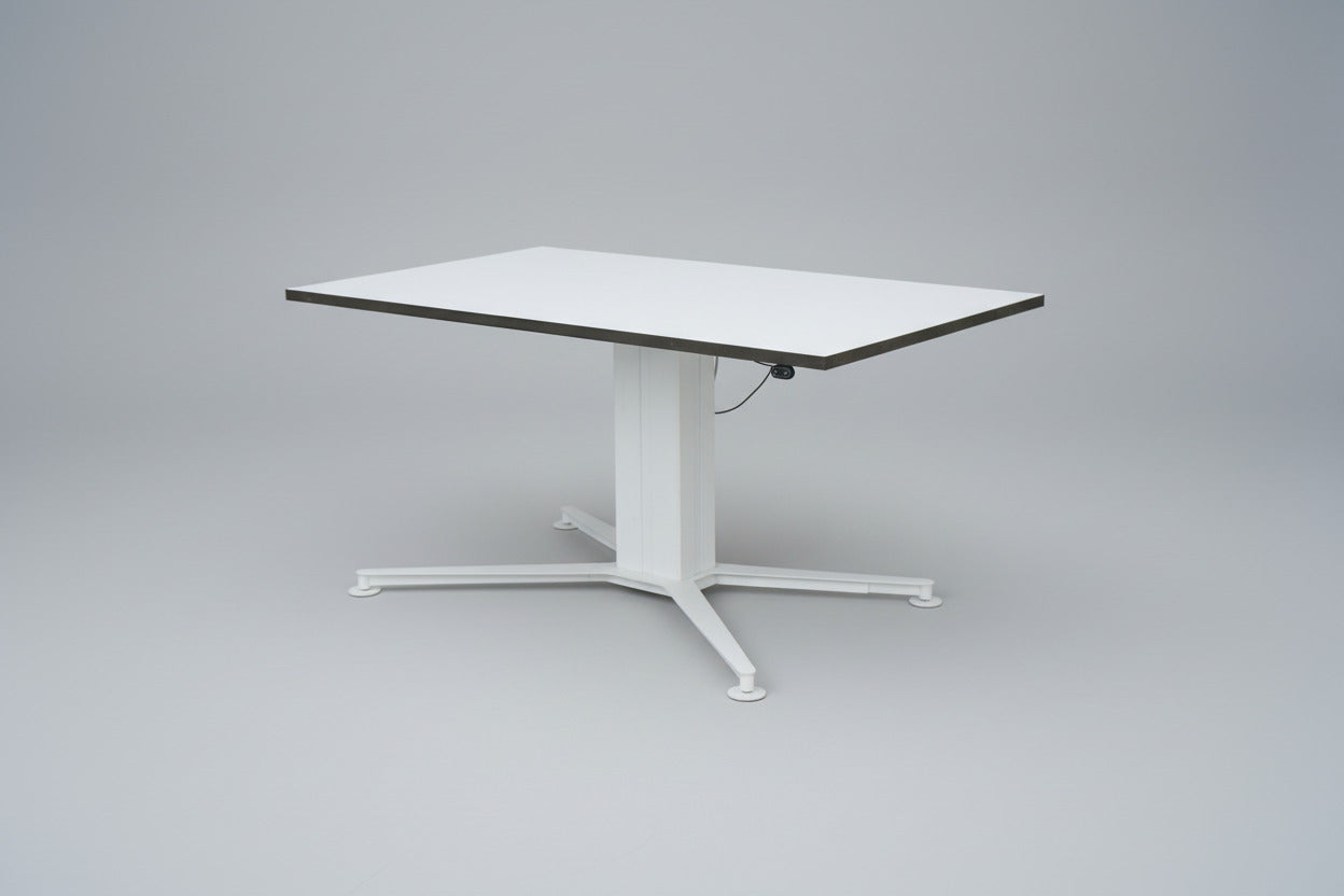 Holmris B8 hæve-sænkebord 150×90 cm i hvid med hvidt LINAK stel set forfra